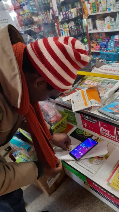 zakup karty SIM dla młodzieńca z Gwinei